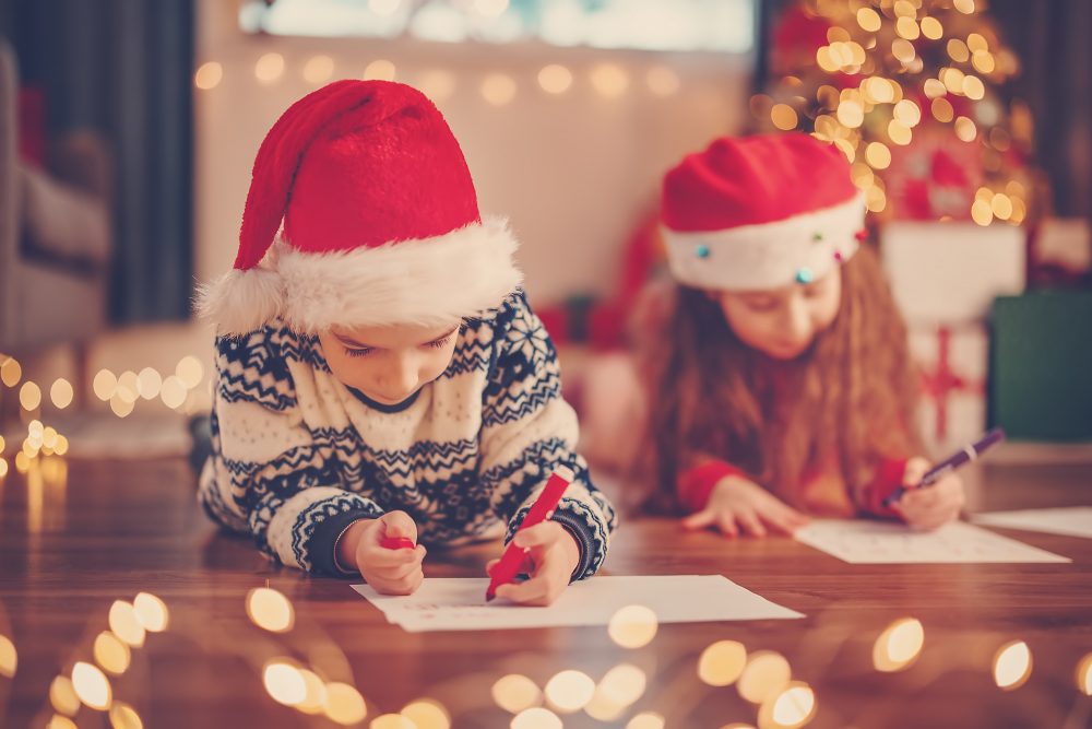 Kinder schreiben Wunschzettel an das Christkind