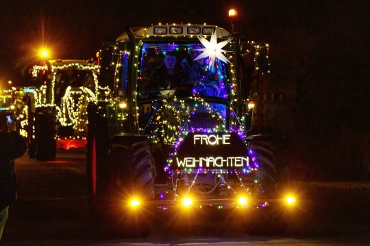Adventsleuchten der Traktoren 2022 (Bild: Olivier Krickel/BRF)