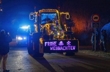 Adventsleuchten der Traktoren 2022 (Bild: Olivier Krickel/BRF)