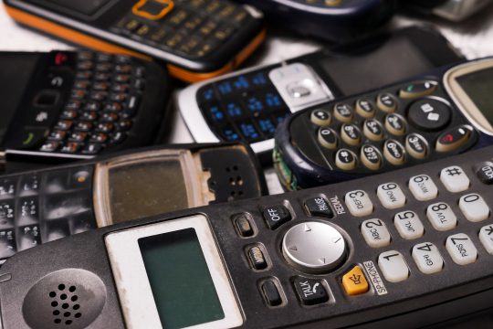 Alte Handys (Illustrationsbild: ©PantherMedia/ronnarong (YAYMicro))