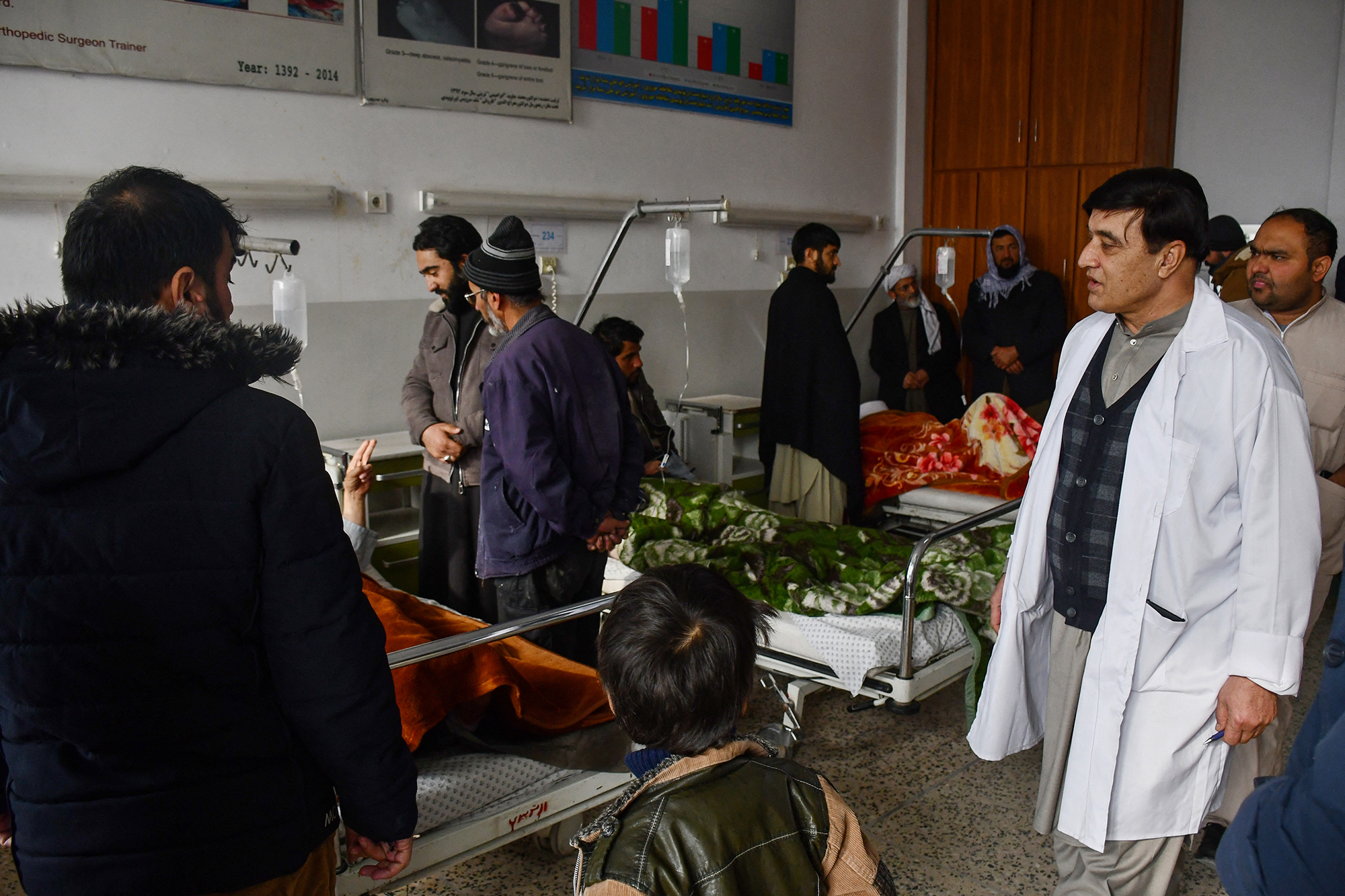Angehörige besuchen Opfer des Anschlags in einem Krankenhaus (Bild: AFP)
