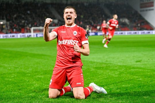 Arbnor Muja vom RFC Antwerpen freut sich über seinen Treffer im Pokalspiel gegen Standard (Bild: Tom Goyvaerts/Belga)