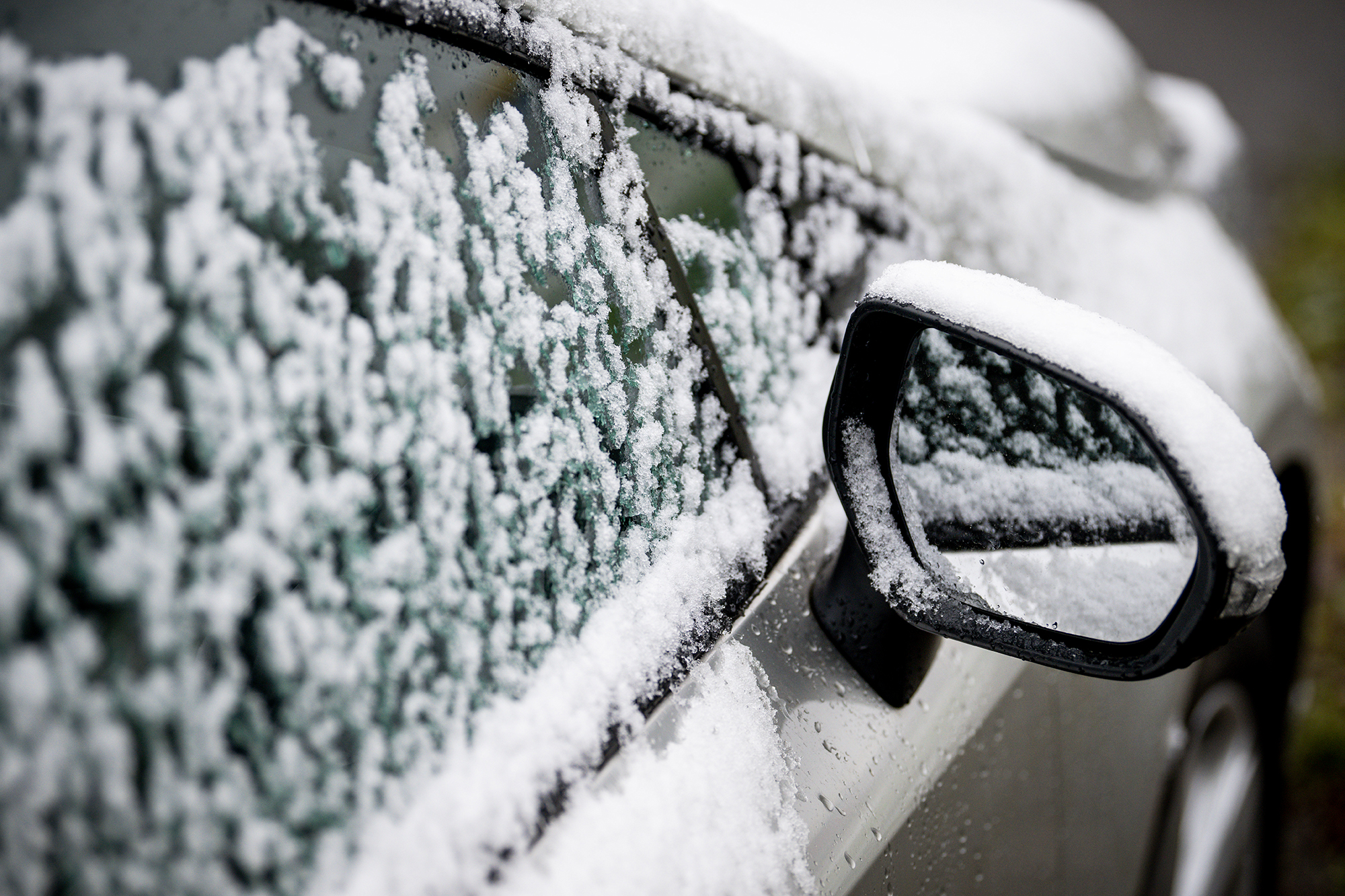 Auto mit Schnee (Bild: Jasper Jacobs/Belga)