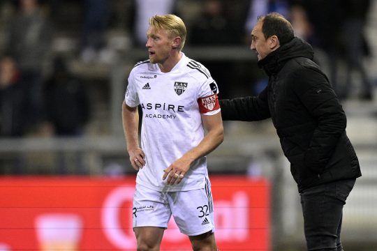 Andreas Beck mit Trainer Michael Valkanis im April 2022