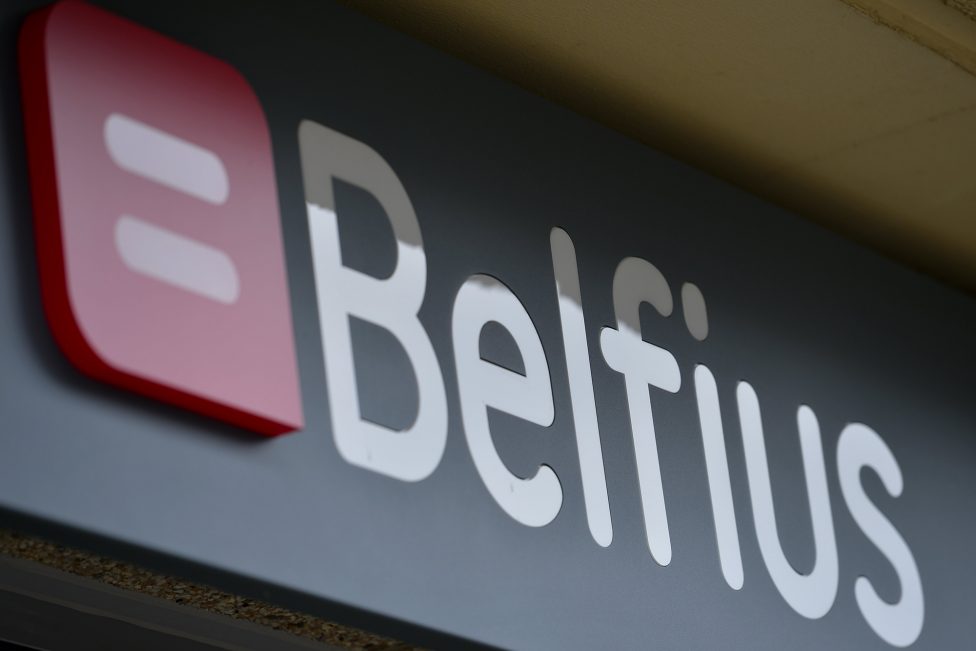 Schild einer Belfius-Bankfiliale
