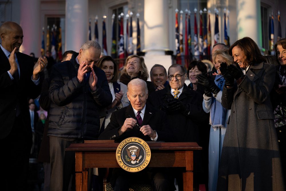 Biden unterzeichnet Gesetz zum Schutz gleichgeschlechtlicher Ehen (Bild: Brendan Smialowski/AFP)