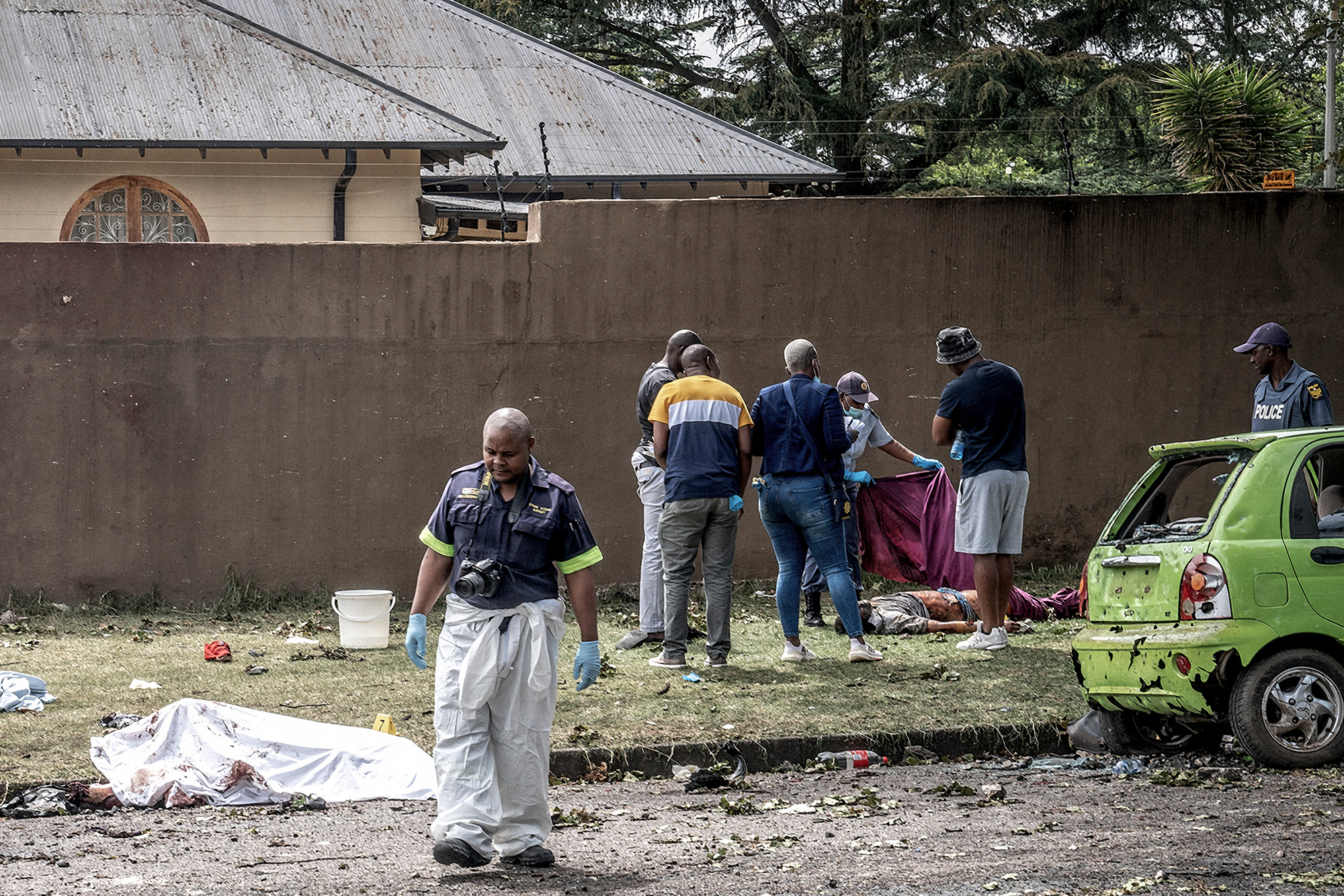 Nach Gastanker-Explosion: Polizisten und Forensiker in Boksburg (Bild: AFP)