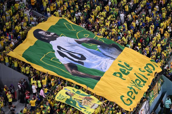 Botschaft für Fußball-Legende Pelé beim WM-Achtelfinale zwischen Brasilien und Südkorea (Bild: Kirill Kudryavtsev/AFP)