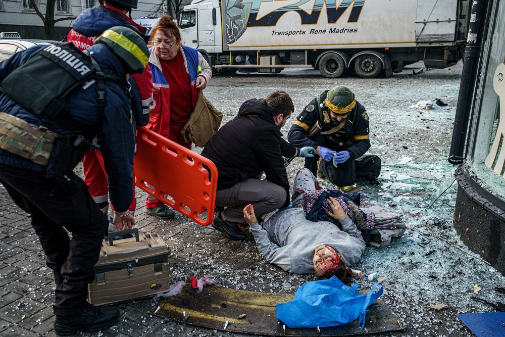 Rettungskräfte helfen einer verletzten Frau in Cherson am 24.12.2022 (Bild: Dimitar Dilkoff/AFP)