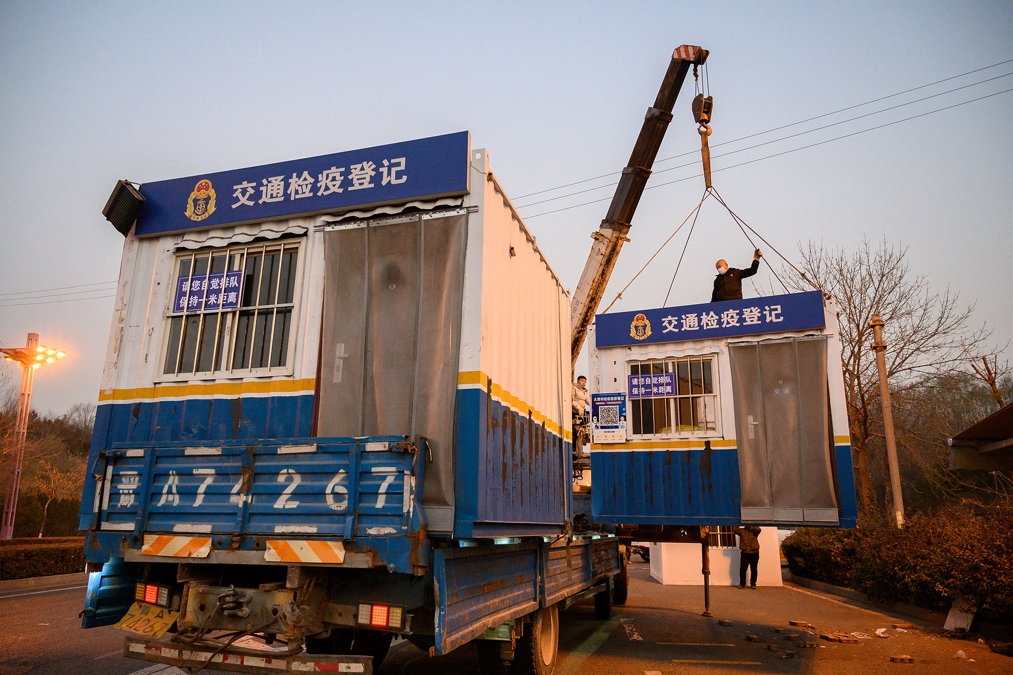 Eine Teststelle an der Einfahrt zu einer Autobahn in Taiyuan in der zentralchinesischen Provinz Shanxi wird abgebaut (Bild: CNS/AFP)