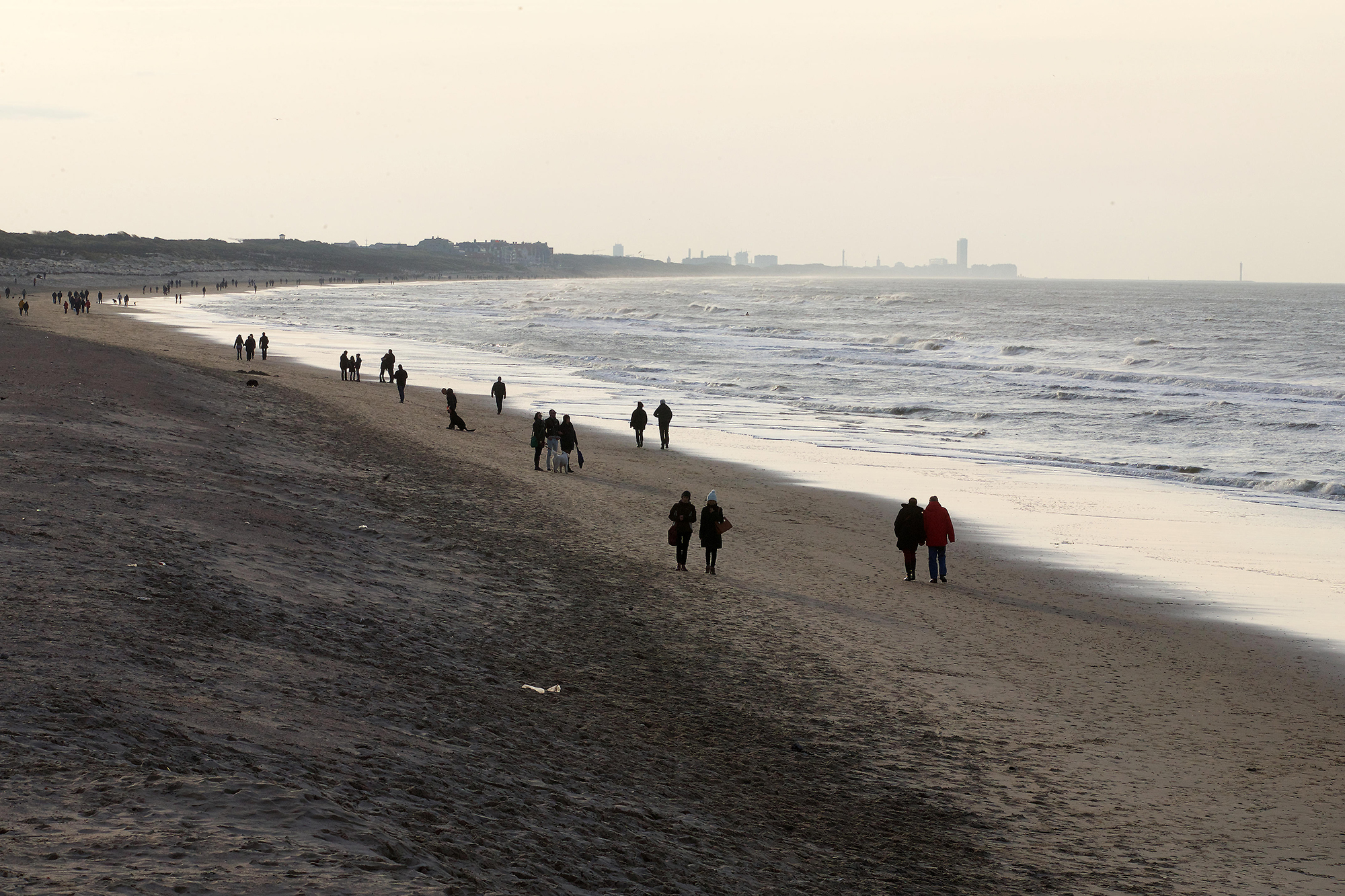 Spaziergänger an der Küste in Wenduine (Archivbild: Nicolas Maeterlinck/Belga)