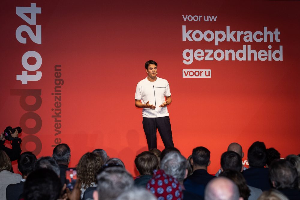 Conner Rousseau beim Vooruit-Parteikongress am Samstag in Gent (Bild: James Arthur Gekiere/Belga)
