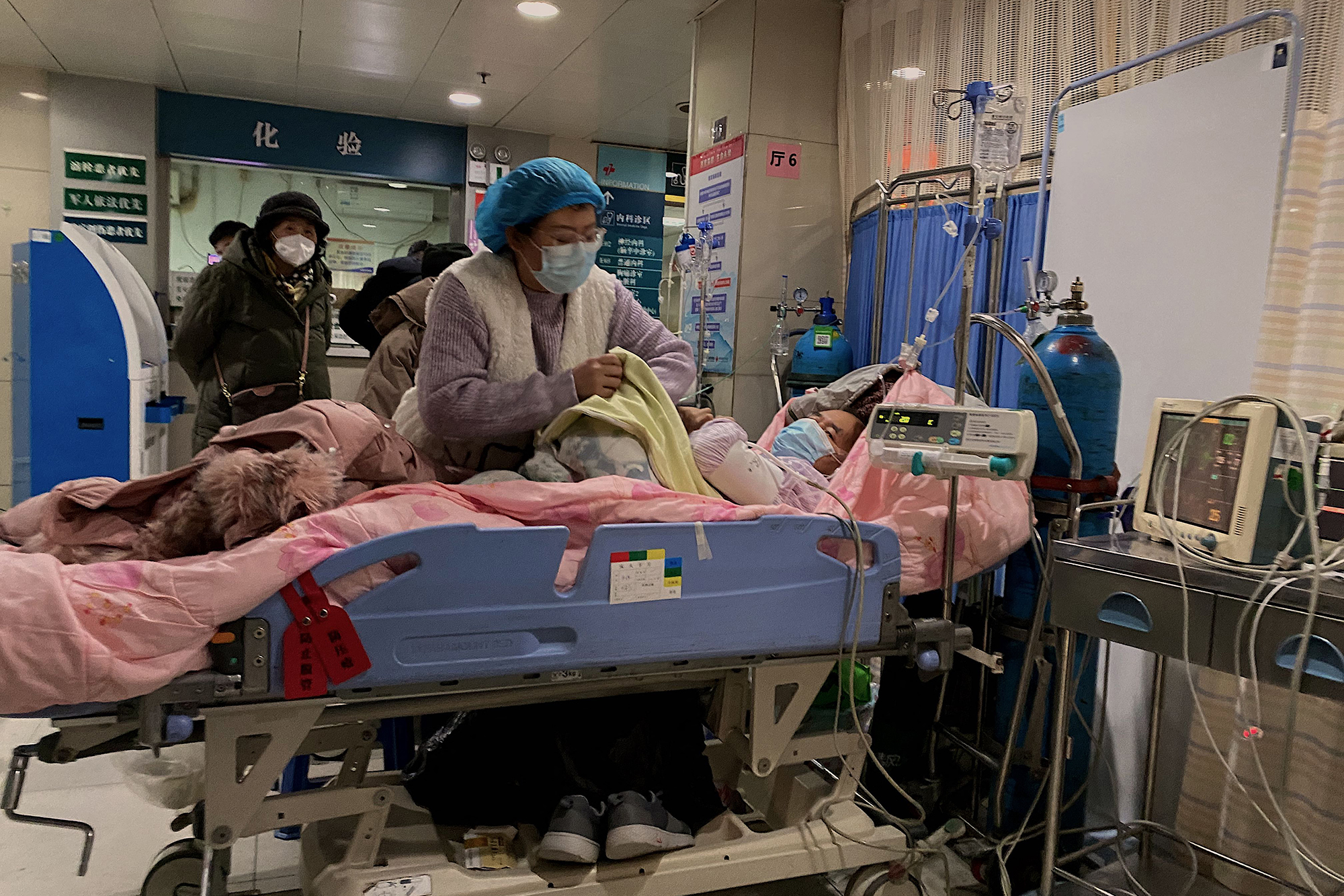 Covid-19-Patienten bei der Behandlung im Tianjin First Center Hospital in der chinesischen Großstadt Tianjin (Bild: Noel Celis/AFP)