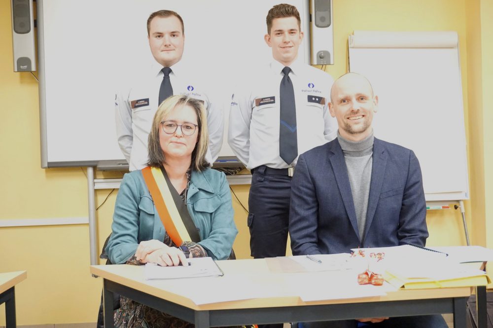 Die beiden frisch vereidigten Polizeiinspektoren Rocco Bardoul und David Richter (2. Reihe v.l.) mit der Polizeiratsvorsitzenden Marion Dhur und Zonenchef Johannes Cremer (Bild: Stephan Pesch/BRF)