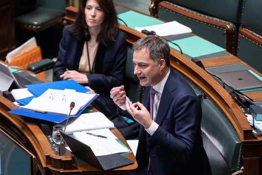 Premierminister Alexander De Croo und Haushaltsstaatssekretärin Alexia Bertrand während der Kammer-Debatte (Bild: James Arthur Gekiere/Belga)