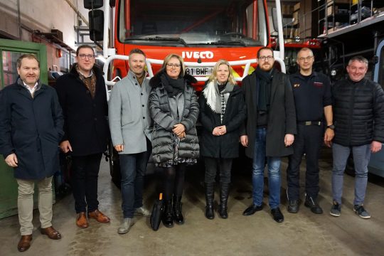 Der Zonenrat der Hilfeleistungszone der DG (die Bürgermeister der neun DG-Gemeinden) und Francis Cloth, Zonenkommandant der Hilfeleistungszone der DG (zweiter von rechts) (Bild: Dogan Malicki/BRF)