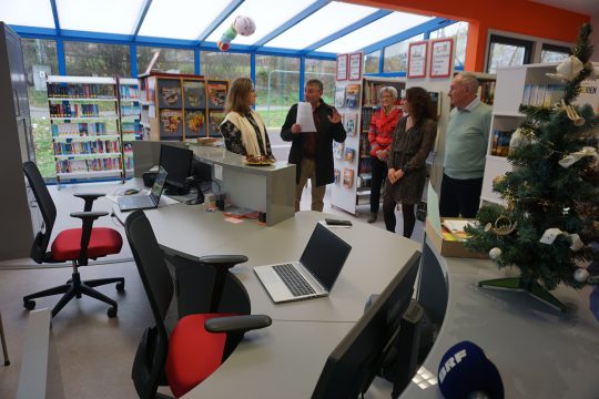 Büroarbeitsplätze in der öffentlichen Bibliothek von Amel (Bild: Stephan Pesch/BRF)