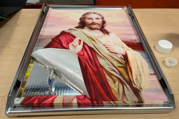 Drogenversteck hinter einem Jesusbild (Bild: Nils Quentelier/Belga)