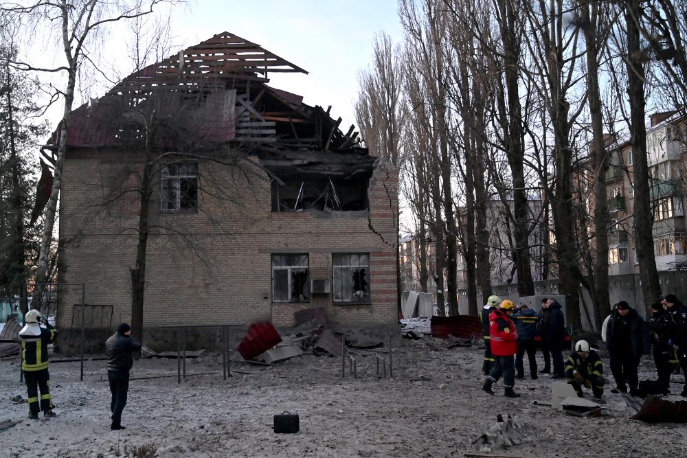 Rettungskräfte und Polizeiexperten untersuchen die Überreste einer Drohne, die am 14. Dezember 2022 ein Verwaltungsgebäude in der ukrainischen Hauptstadt Kiew getroffen hat (Bild: Sergei Supinsky/AFP)