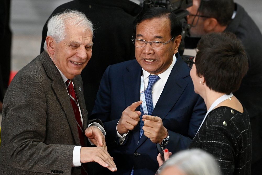 Kambodschas Premierminister Samdech Techo Hun Sen (Mi.) spricht mit dem Hohen Vertreter der Europäischen Union für Außen- und Sicherheitspolitik, Josep Borrell (li.) auf dem EU-Asean-Gipfel in Brüssel (Bild: John Thys/AFP)