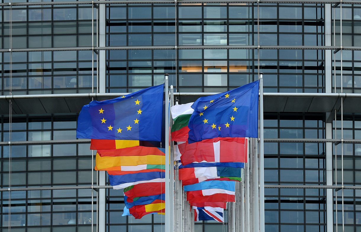 EU-Flaggen vor dem Parlament