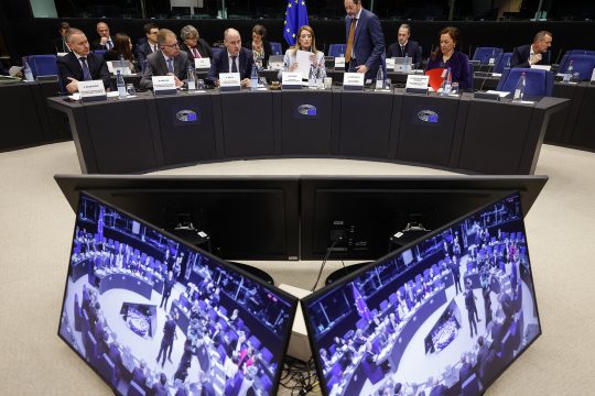 Die Präsidentin des Europäischen Parlaments, Roberta Metsola (Mi.), nimmt an einer Konferenz der Präsidenten im Rahmen einer Plenarsitzung im Europäischen Parlament in Straßburg teil (Bild: Frederick Florin/AFP)