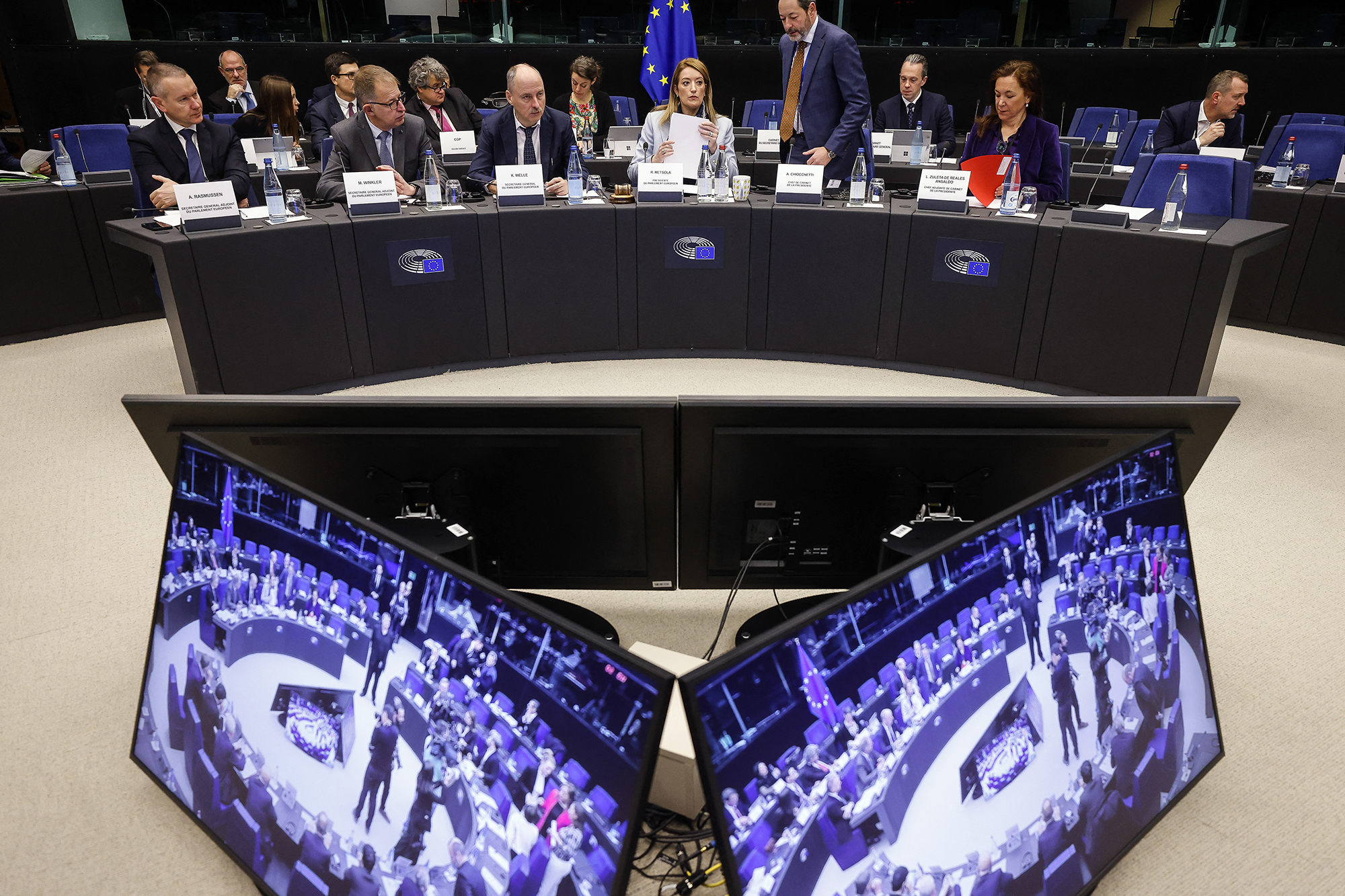 Die Präsidentin des Europäischen Parlaments, Roberta Metsola (Mi.), nimmt an einer Konferenz der Präsidenten im Rahmen einer Plenarsitzung im Europäischen Parlament in Straßburg teil (Bild: Frederick Florin/AFP)