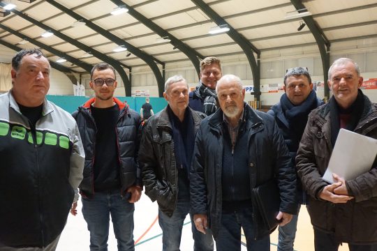 Guido Lausberg (Präsident des HC Eynatten-Raeren), Silas Komoth (Vorstandsmitglied des BSC Eynatten) und von der Liste "Mit uns" Horst Dormann, Frederik Wertz, Gerd Schumacher, Joachim Van Weersth und Erwin Güsting (Bild: Dogan Malicki/BRF)