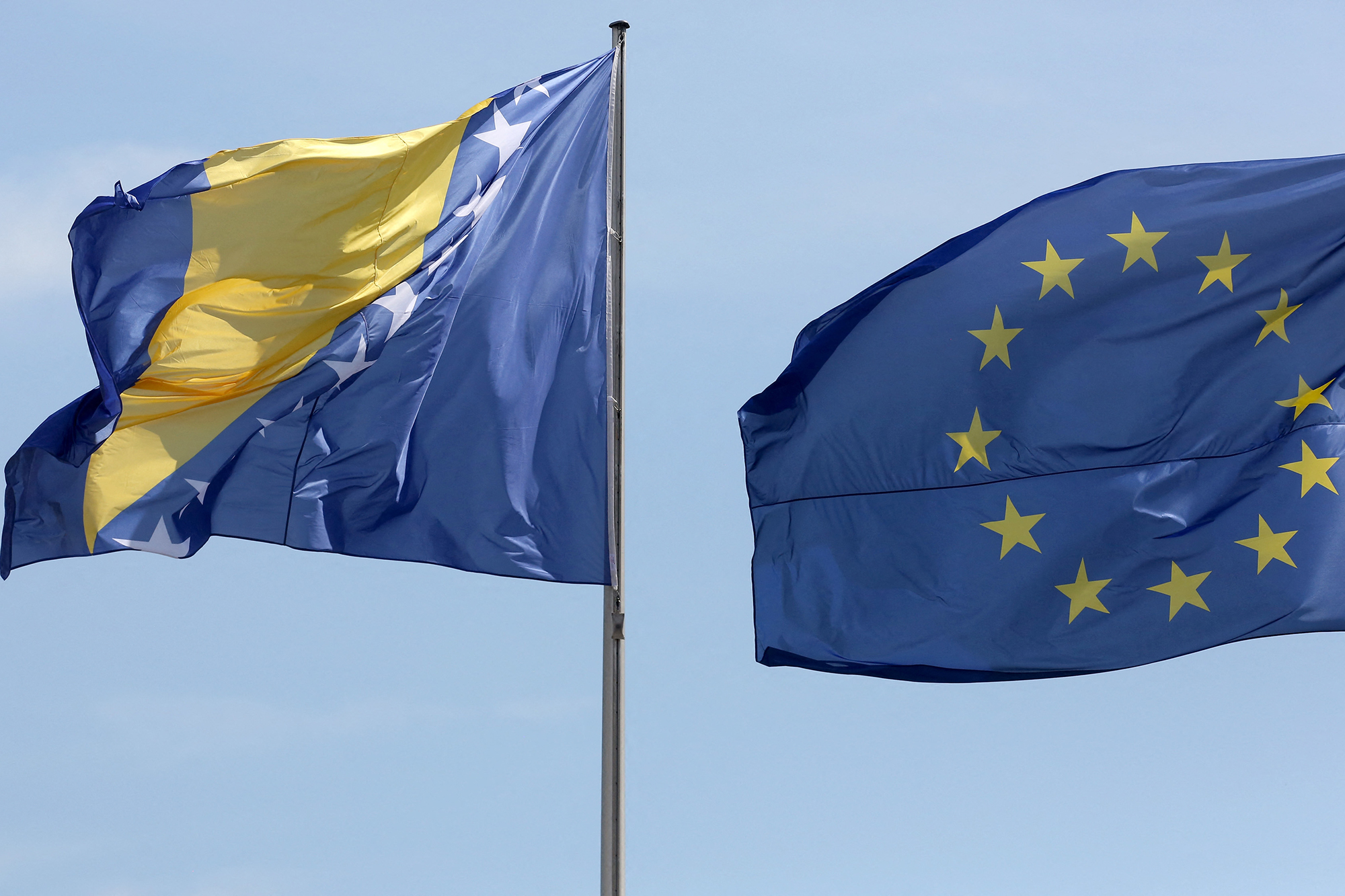 Flaggen von Bosnien-Herzegowina und der Europäischen Union (Illustrationsbild: Adam Berry/AFP)