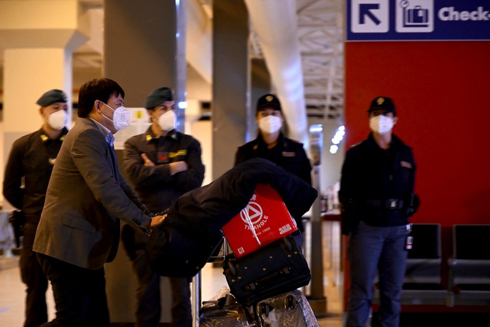 Ein chinesischer Reisender verlässt nach einem durchgeführten Corona-Test die Ankunftshalle des internationalen Flughafens Rom-Fiumicino (Bild: Filippo Monteforte/AFP)