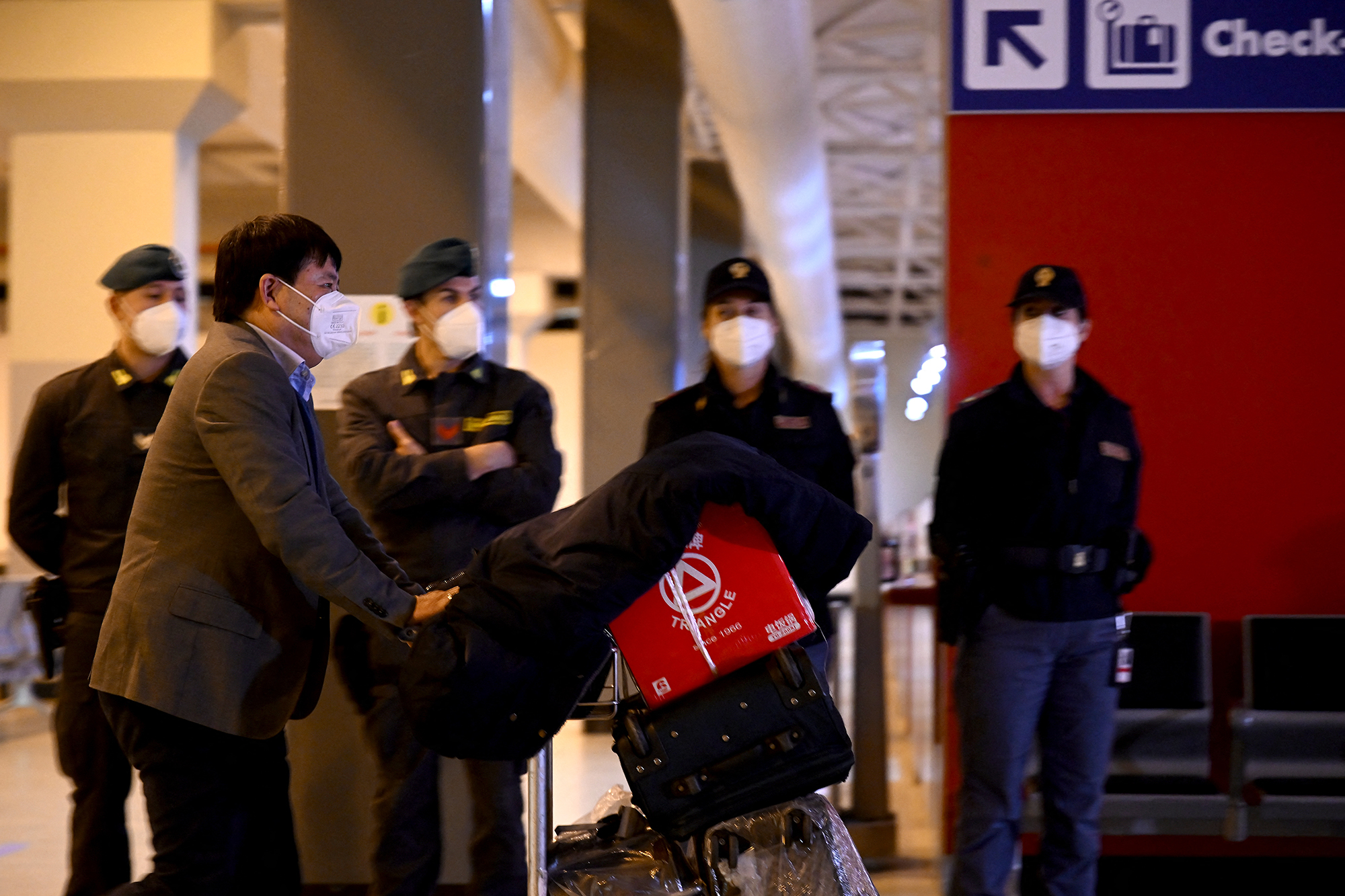 Ein chinesischer Reisender verlässt nach einem durchgeführten Corona-Test die Ankunftshalle des internationalen Flughafens Rom-Fiumicino (Bild: Filippo Monteforte/AFP)