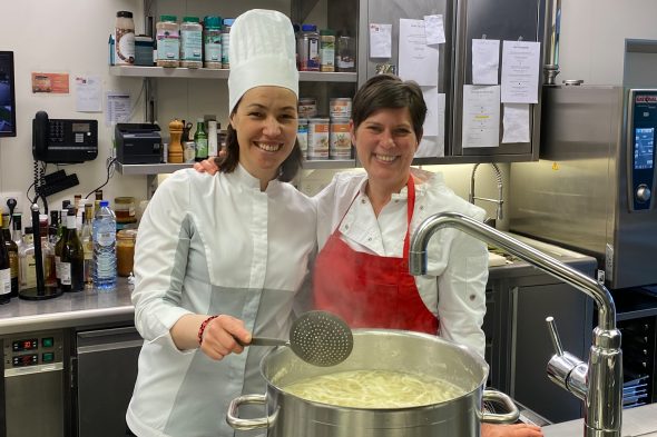 Zur Ausbildung gehörten auch mehrere Praktika: Im Frühjahr durfte BRF-Redakteurin Simonne Doepgen einige Tage mit Küchenchefin Francine Wickler im Restaurant „Le Jardin“ in die Küchenarbeit hineinschnuppern (Bild: Le Jardin Oudler)