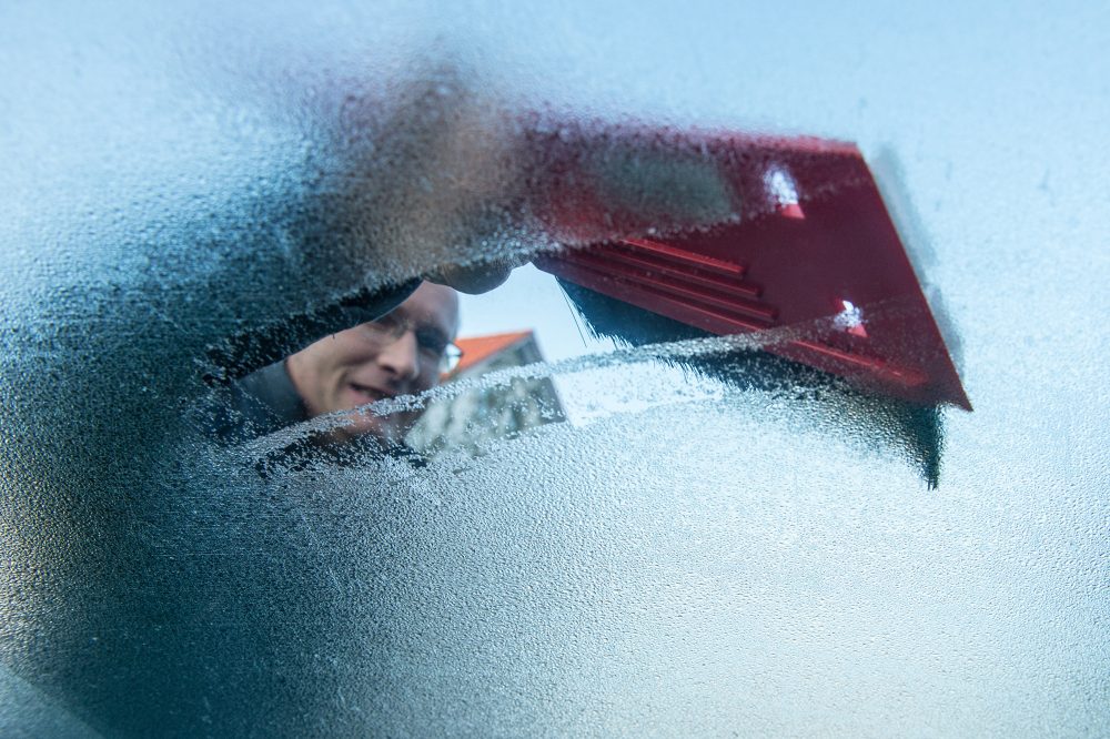 Vereiste Windschutzscheibe (Bild: Armin Weigel/DPA/AFP)