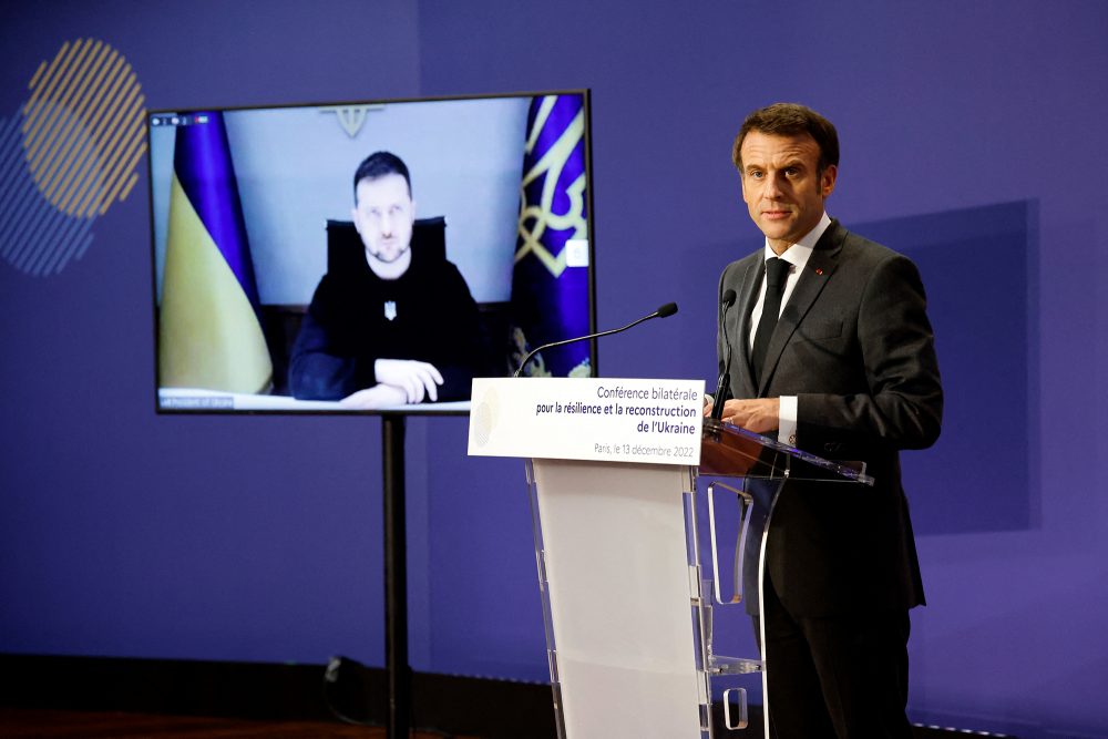 Der ukrainische Präsident Wolodymyr Selenskyj per Videoschalte, Frankreichs Präsident Emmanuel Macron (Bild: Ludovic Marin/Pool/AFP)