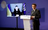 Der ukrainische Präsident Wolodymyr Selenskyj per Videoschalte, Frankreichs Präsident Emmanuel Macron (Bild: Ludovic Marin/Pool/AFP)