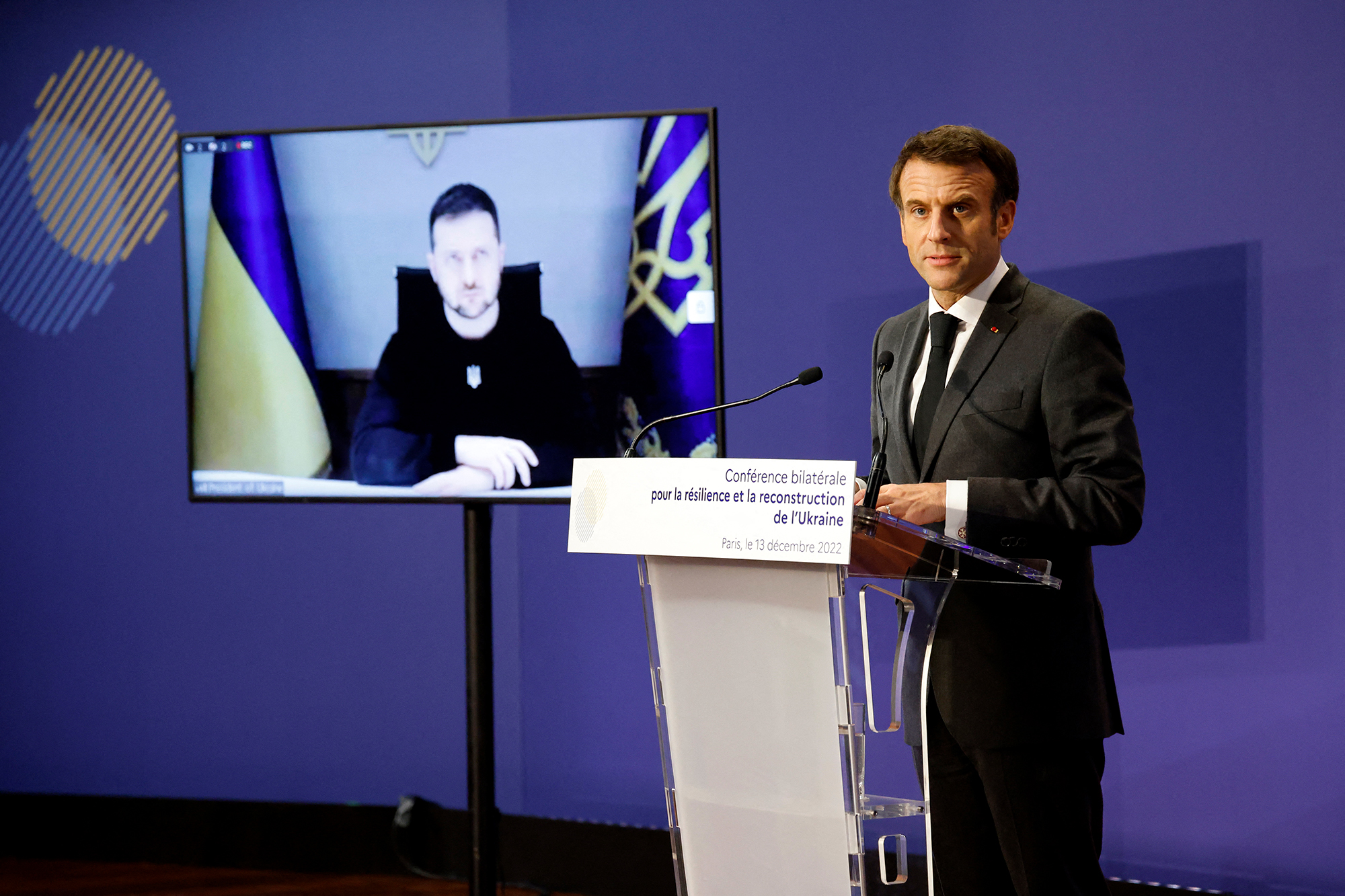 Der ukrainische Präsident Wolodymyr Selenskyj per Videoschalte, Frankreichs Präsident Emmanuel Macron (Bild: Ludovic Marin/Pool/AFP)