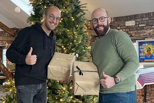 Sven Cloth und Marvin Müller vom Cloth Kreativbüro mit zwei der Geschenke (Bild: Cloth Kreativbüro)