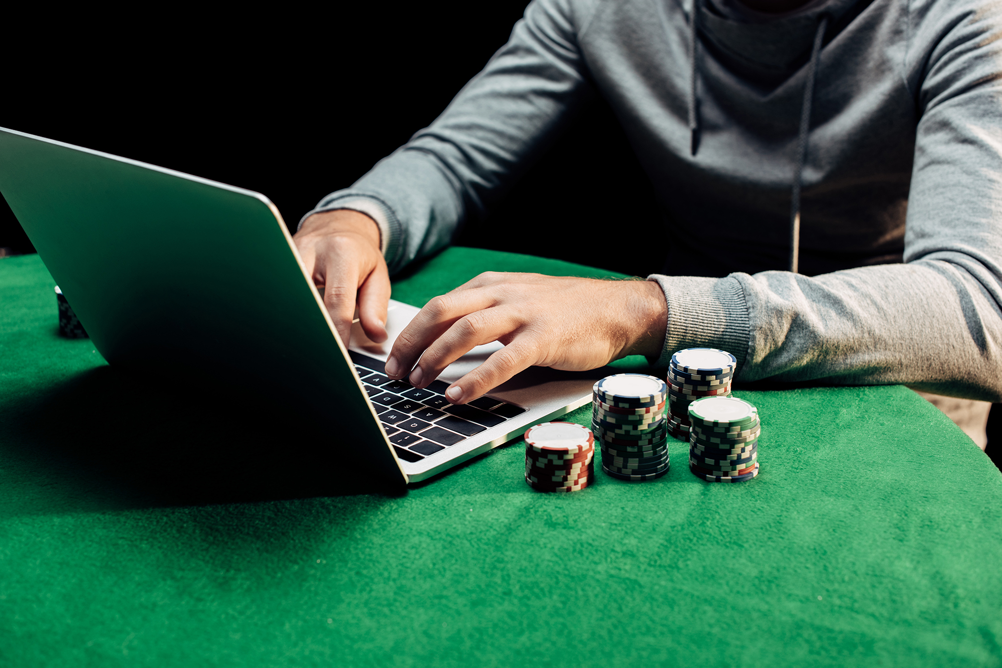 Glücksspiel auf dem Laptop (Illustrationsbild: © Vitalik Radko/Panthermedia)