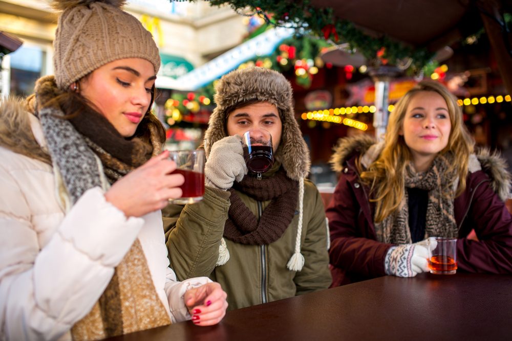 Glühwein trinken auf dem Weihnachtsmarkt (Illustrationsbild: © hanker81/PantherMedia)