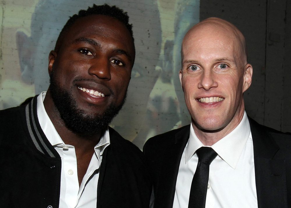 Grant Wahl (r.) am 9.1.2017 mit dem amerikanischen Fußballspieler Jozy Altidore (Bild: Mike Lawrie/Getty Images North America/AFP)