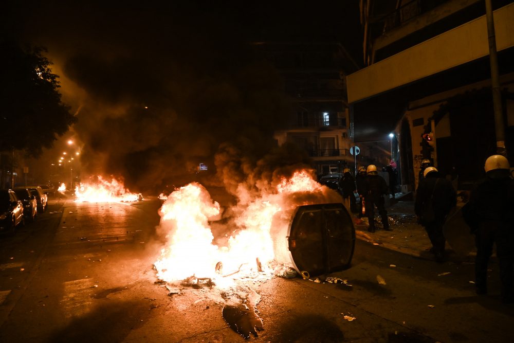 Von Demonstranten errichtete Straßensperren brennen bei Zusammenstößen am Rande einer Kundgebung gegen Polizeigewalt am Abend des 6. Dezember (Bild: Sakis Mitrolidis/AFP)