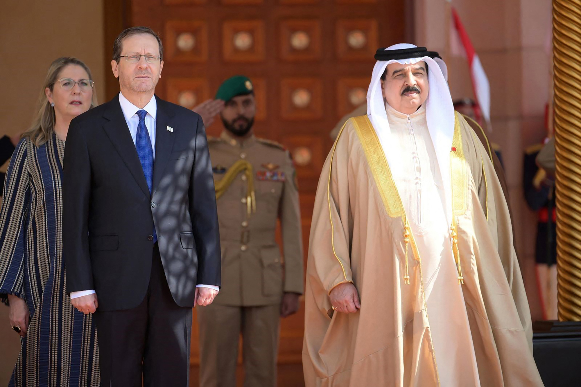 Israels Präsident Izchak Herzog mit dem König von Bahrain, Hamad bin Issa (Bild: Amos Ben-Gershom/GPO/AFP)