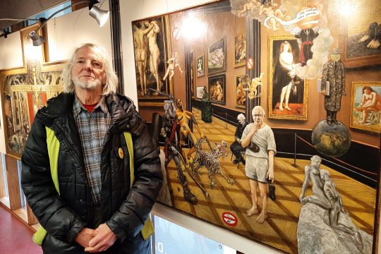 Hubert Schäfer neben dem Bild "Picasso hat ein Déjà-vu" (Foto: Stephan Pesch/BRF)