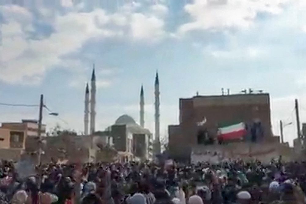 Dieser Videoausschnitt zeigt angeblich Demonstranten, die nach dem Freitagsgebet in der Stadt Zahedan in der iranischen Provinz Sistan-Balutschistan gegen die iranische Führung aufbegehren (Bild: UGC/AFP)