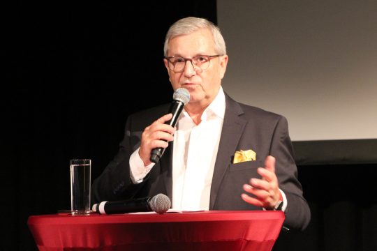 Journalist Jan Hofer beim Medientag in Eupen (Bild: Simonne Doepgen/BRF)
