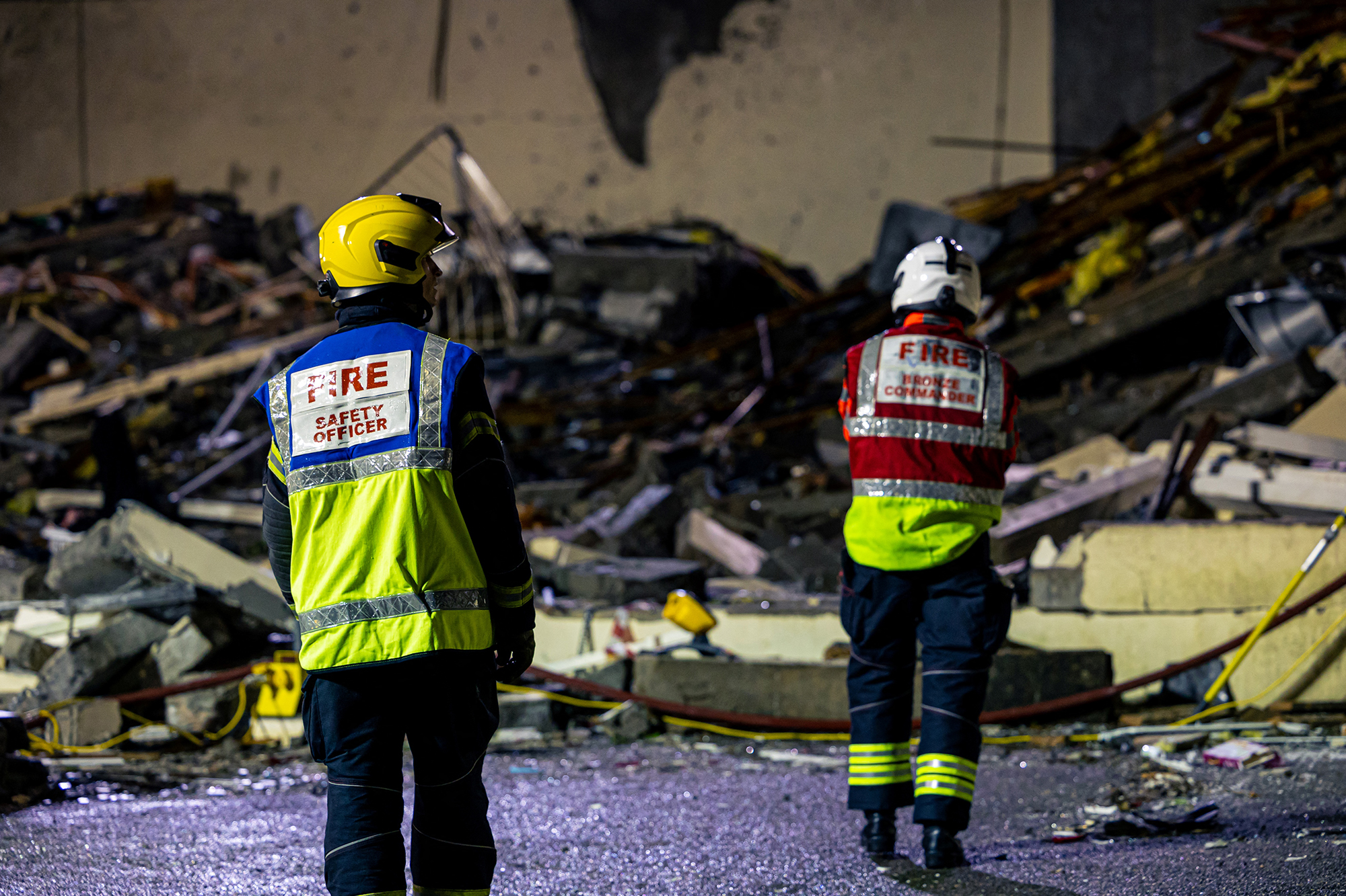 Feuerwehrleute nach der Explosion in der Hafenstadt Saint Helier (Bild: Government of Jersey/AFP)