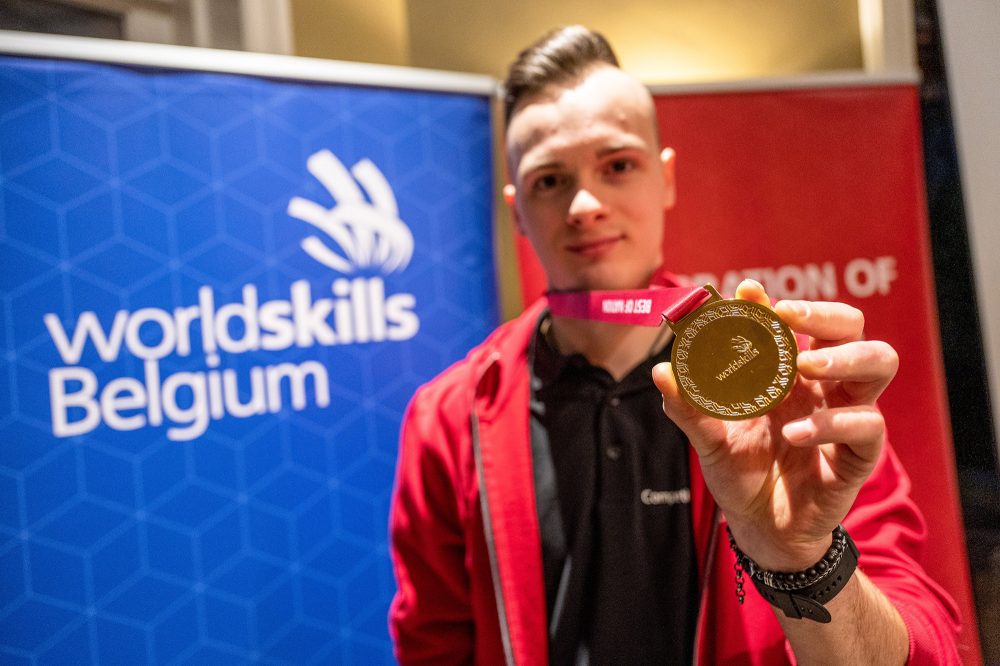 John Wiesemes mit der "Best of Nation" Medaille (Bild: Maxime Asselberghs/Belga)