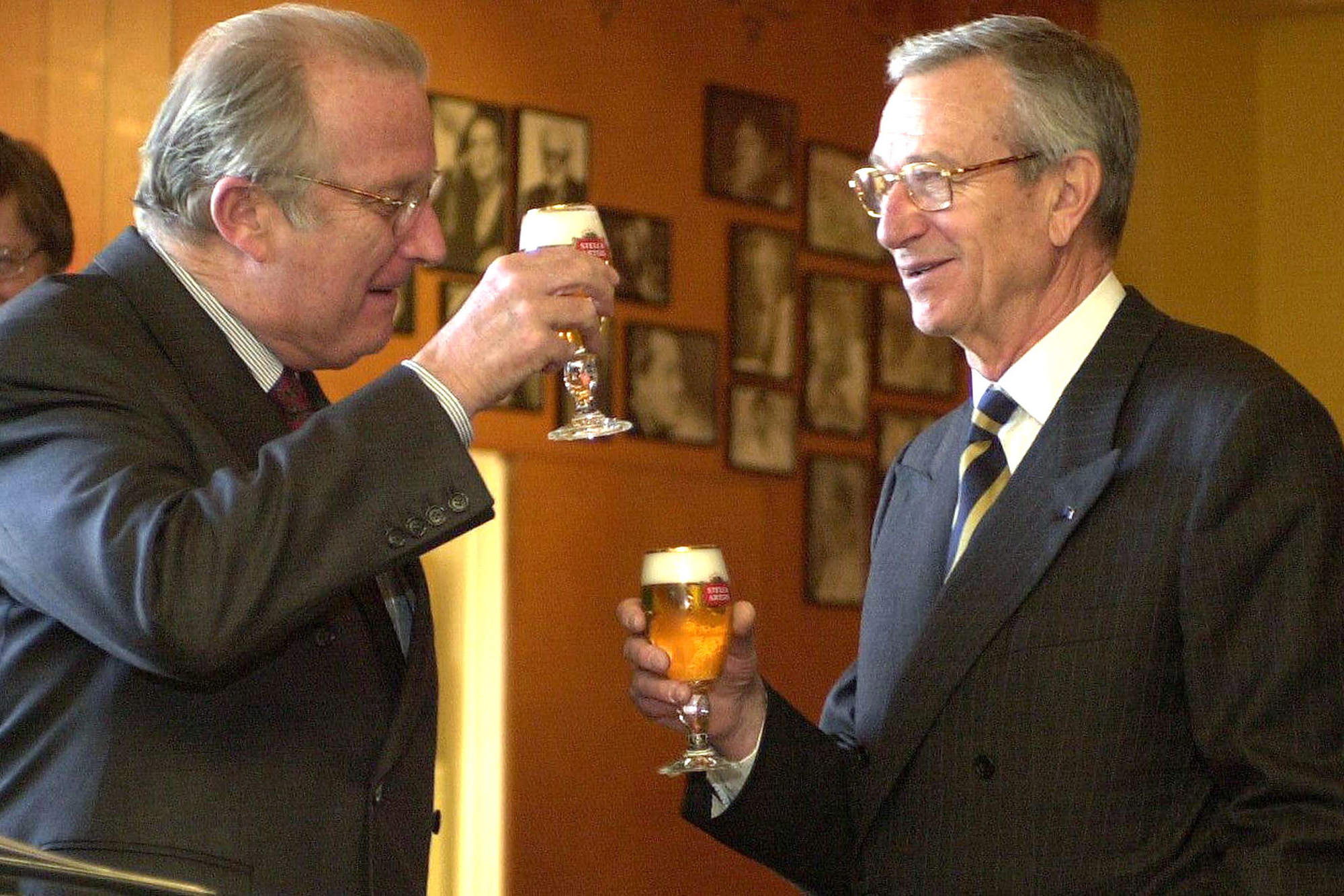 Paul De Keersmaeker (r) im Jahr 2001 mit König Albert II. (Bild: Olivier Hoslet/Belga)