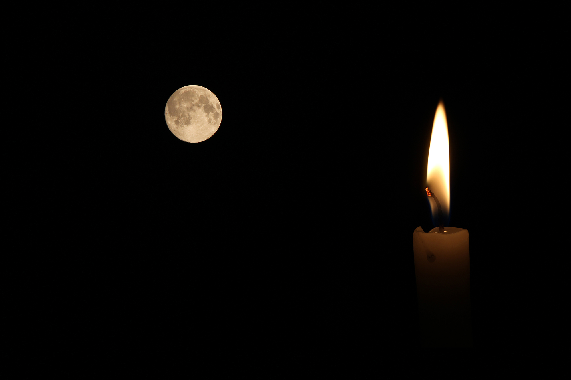 Brennende Kerzen im Gedenken an verstorbene Kinder (Illustrationsbild: © ozguroral/PantherMedia)