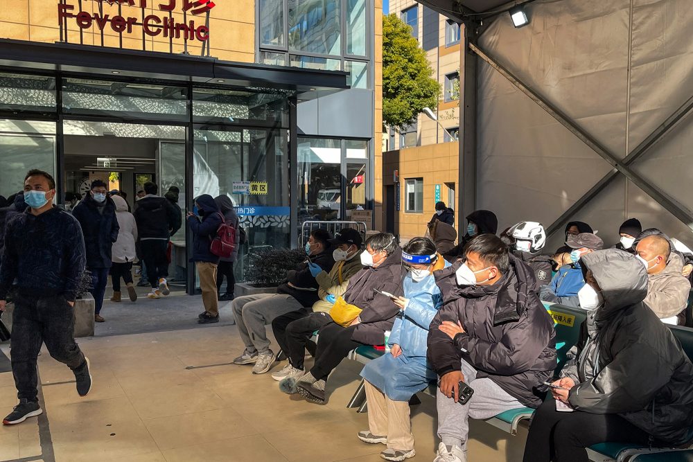 Wartesaal einer Klinik in Shanghai am Freitag (Bild: Hector Retamal/AFP)